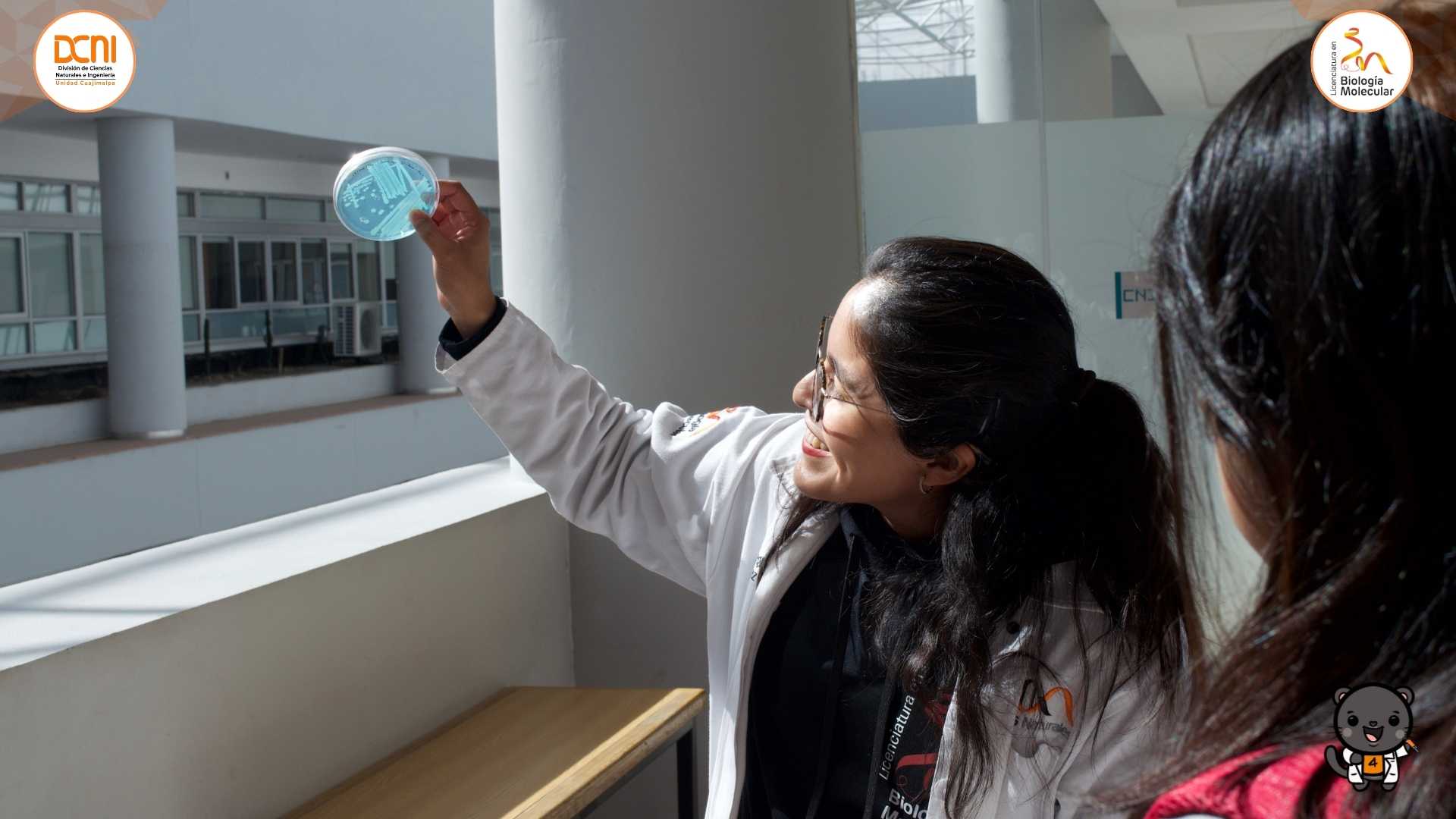 Alumnado de biología molecular en el laboratorio