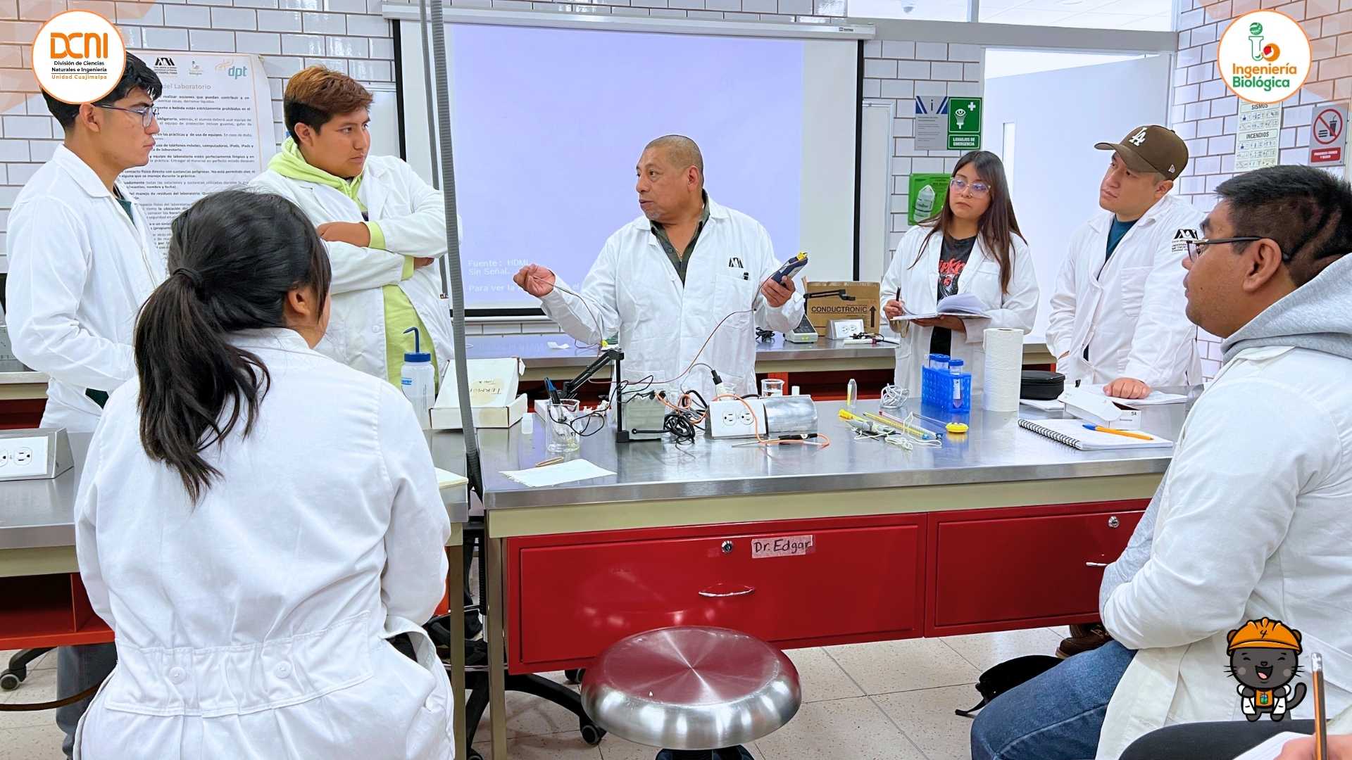 Alumnado de Ingeniería Biológica en el laboratorio